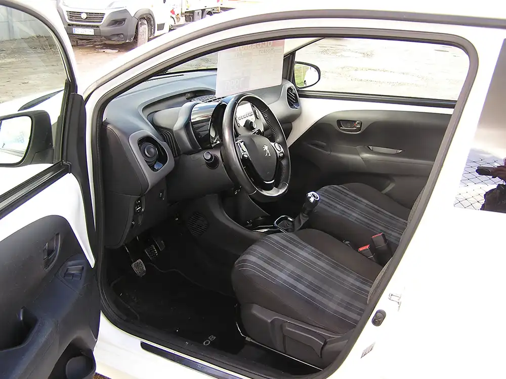 Peugeot 108 intérieur avant